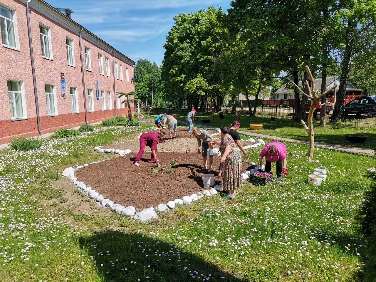 ✨Цветущий уголок: совместная работа ради красоты  🏡🌼🌱🌷Ежегодно территория Никольского психоневрологи