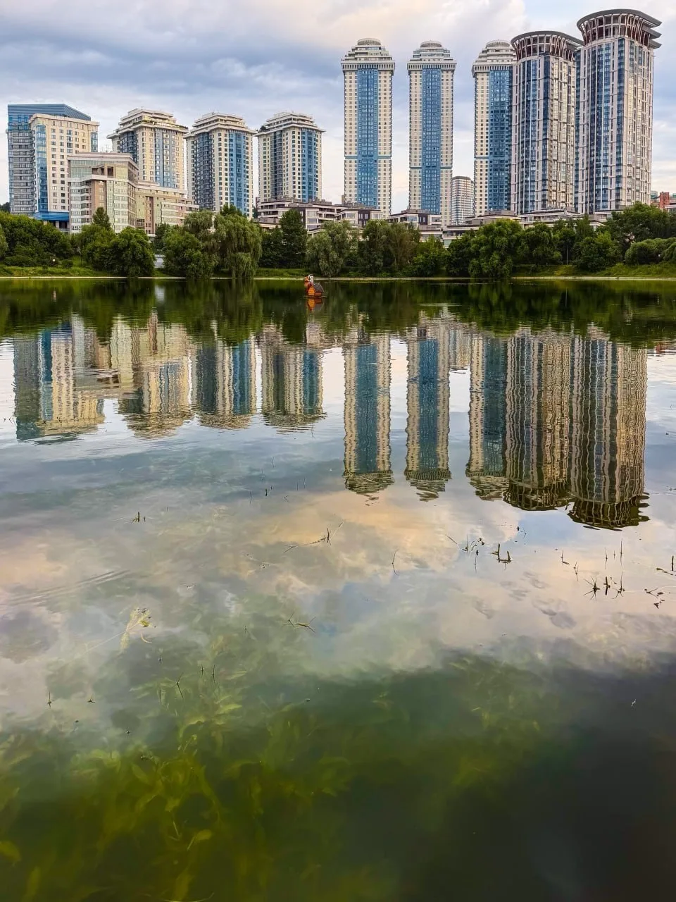 Москва. Лето. Мосфильмовский пруд и жилой комплекс «Воробьёвы горы»