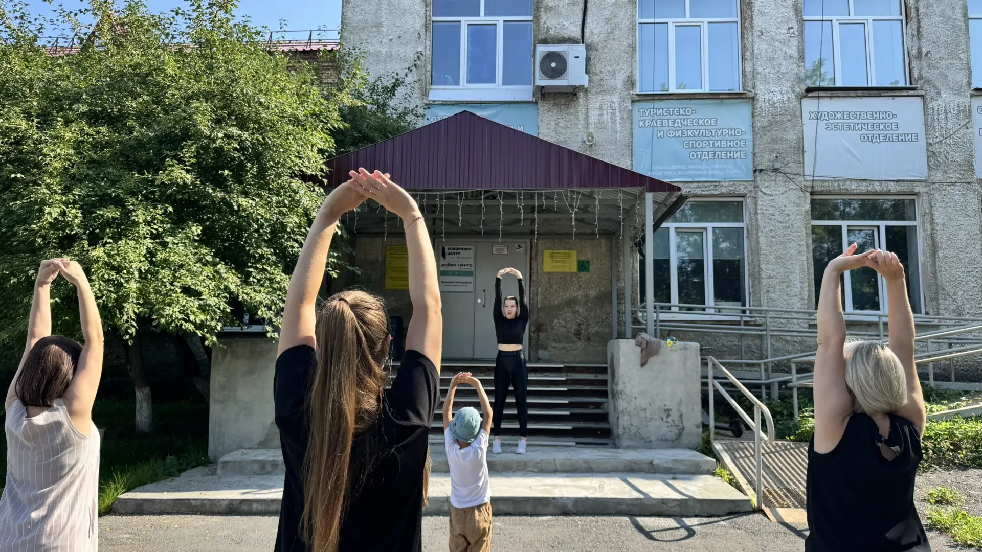 ✅ Первая летняя зарядка возле ДЮЦ — успешно прошла! 
 
Спасибо Хоменко Екатерине, специалисту Управл