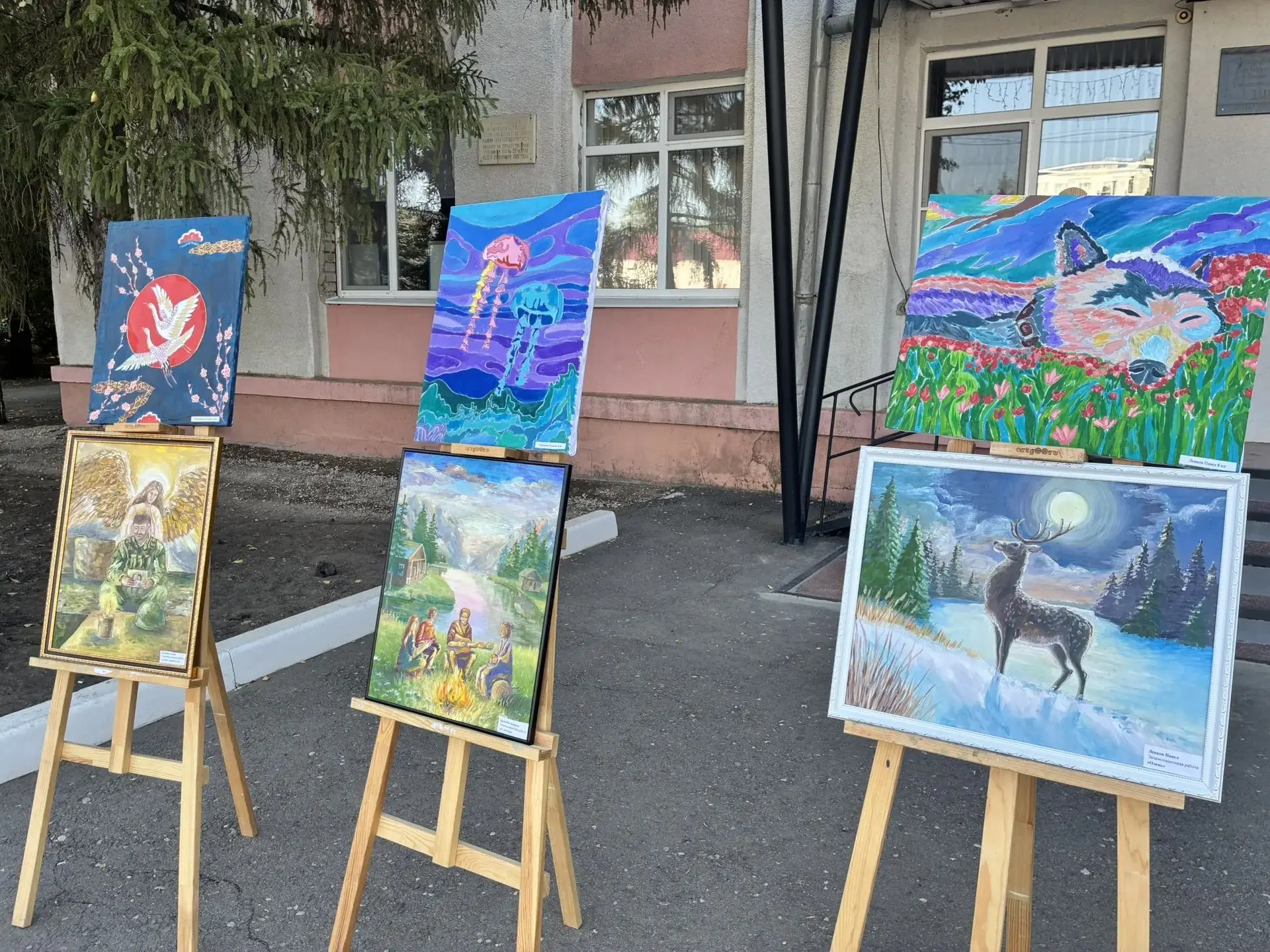 Посмотрите, какие замечательные выставки были представлены на нашем празднике работника...