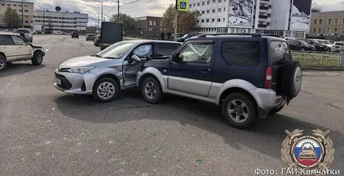 В столице Камчатки при столкновении машин на перекрёстке пострадала пассажирка