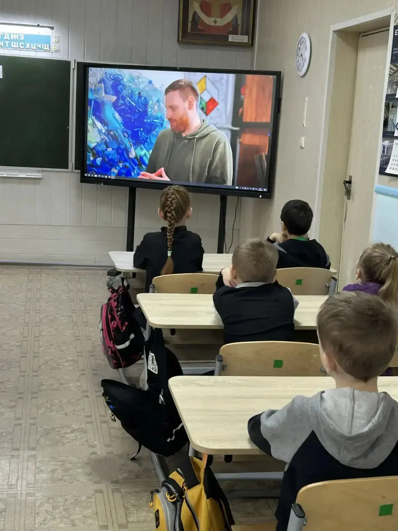 Патриотизм и Забота о Планете! 🌏  Сегодняшнее утро понедельника в МБОУ «Эффективная школа» (корпус 4