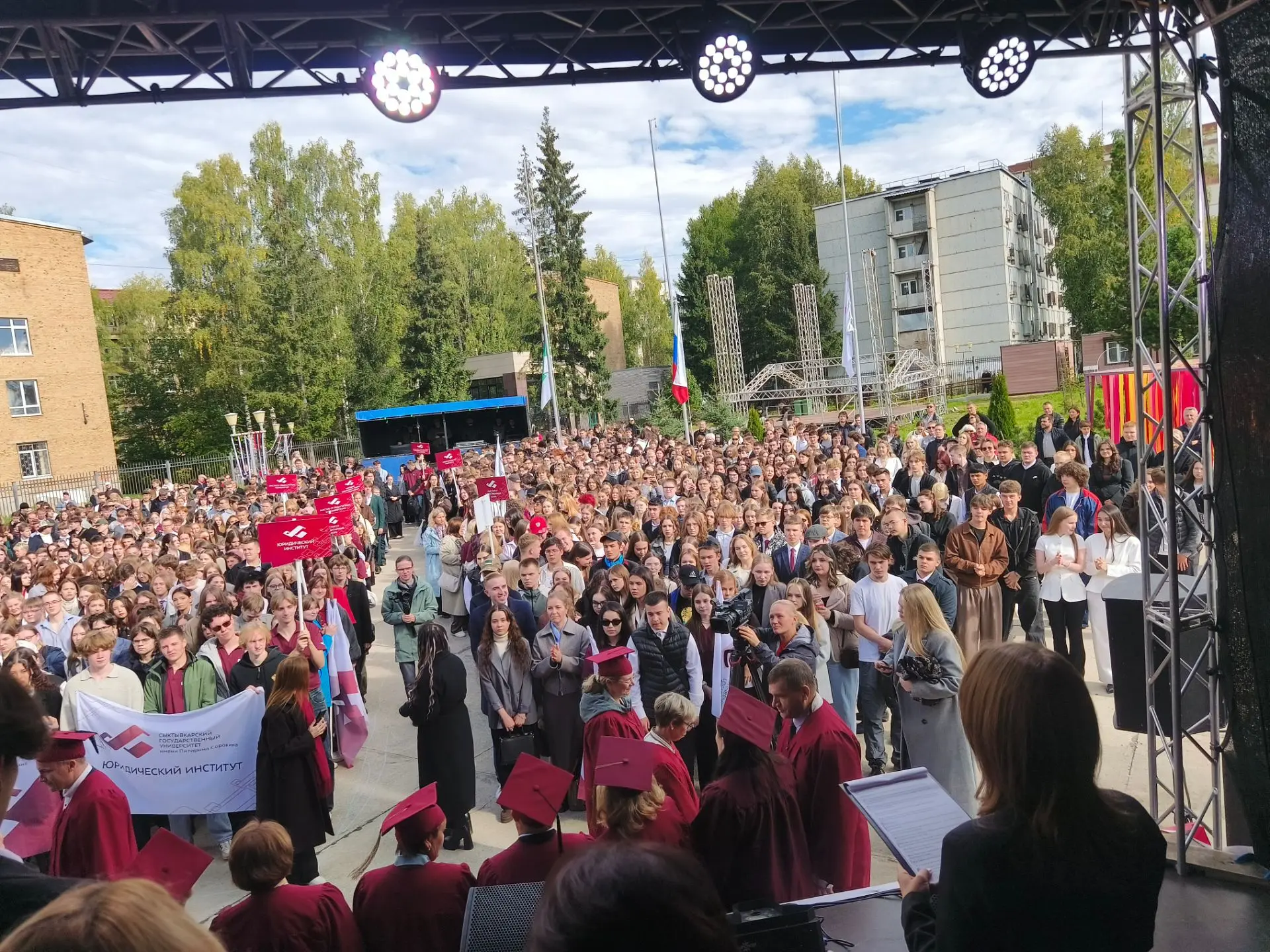 Поздравили студентов и преподавателей с началом учебного года 🤗