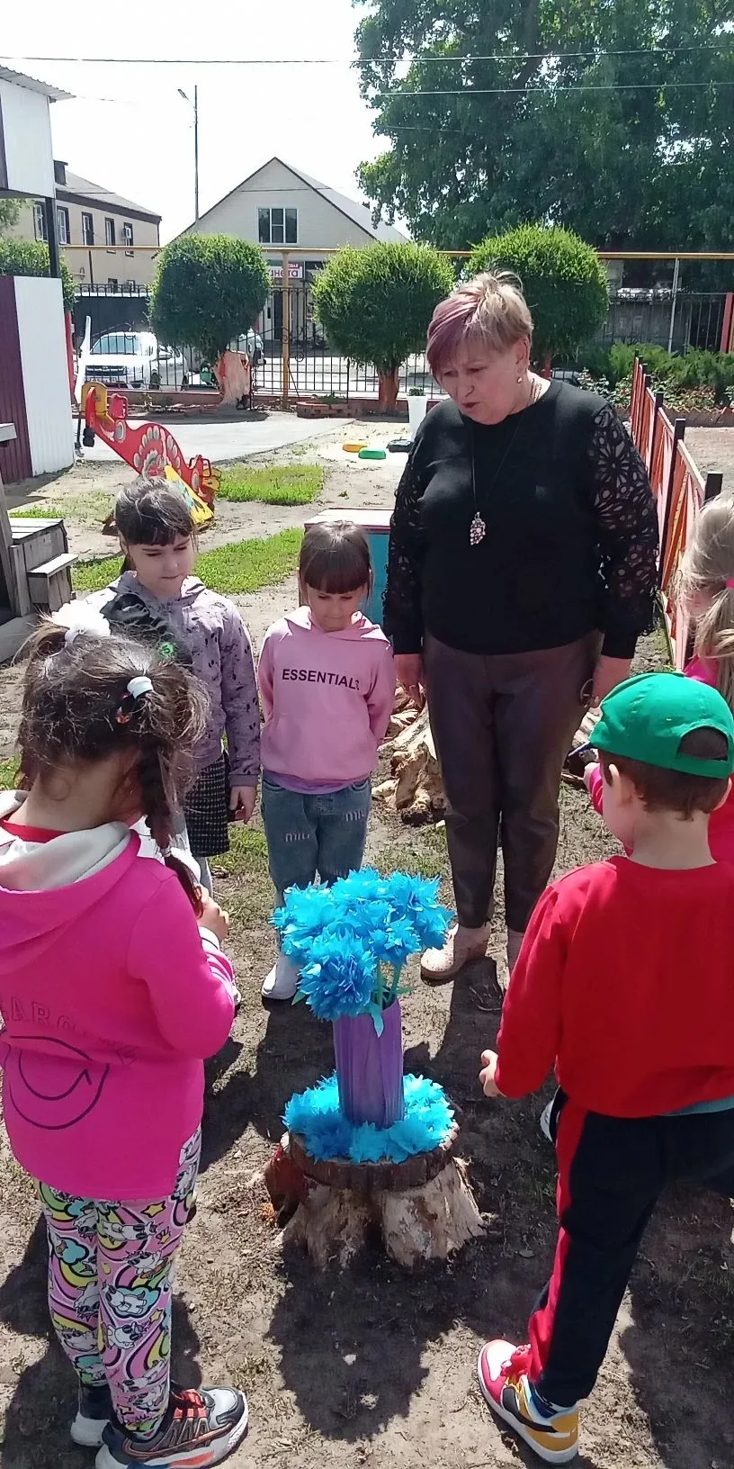 Цветочная композиция появилась на площадке гр."Васильки", итог совместной работы родите...
