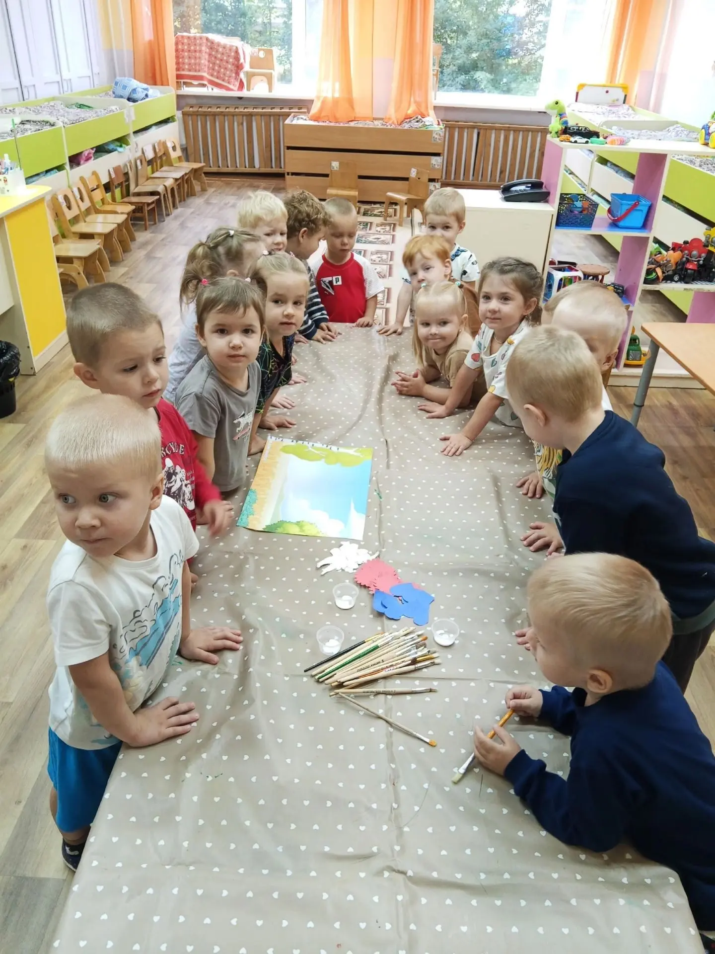 В группе Познавай-ка была проведена коллективная аппликация, приуроченная к Дню Государ...