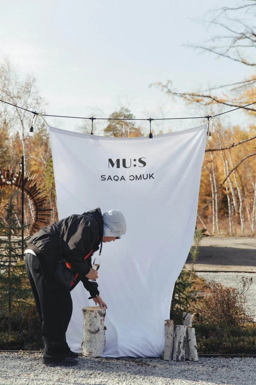 🖤❤️ «Из дружбы и любви к Якутии»: MU:S и SAQAOMUK выпустили совместную коллекцию