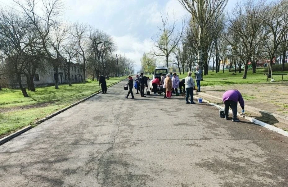 ‎Жители Тополиного провели субботник