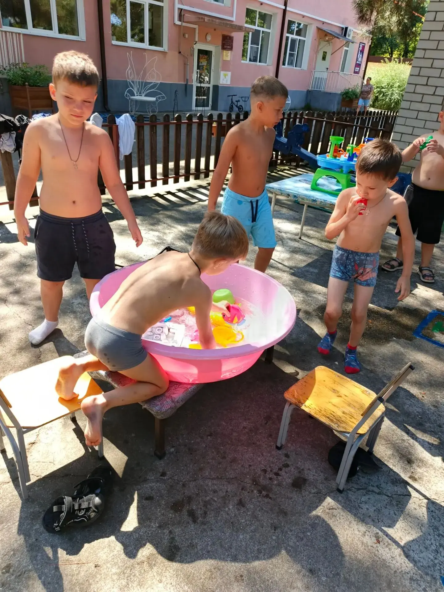 В летний период ребята из старшей и подготовительной групп с удовольствием играют в активные и весёл