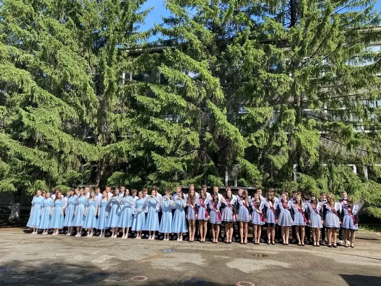 Последний звонок — это праздник со слезами на глазах 🕊️💔