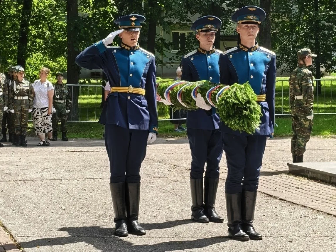 🇷🇺В День ветеранов боевых действий состоялся торжественный митинг в сквере Дома офицеров.
Это собы