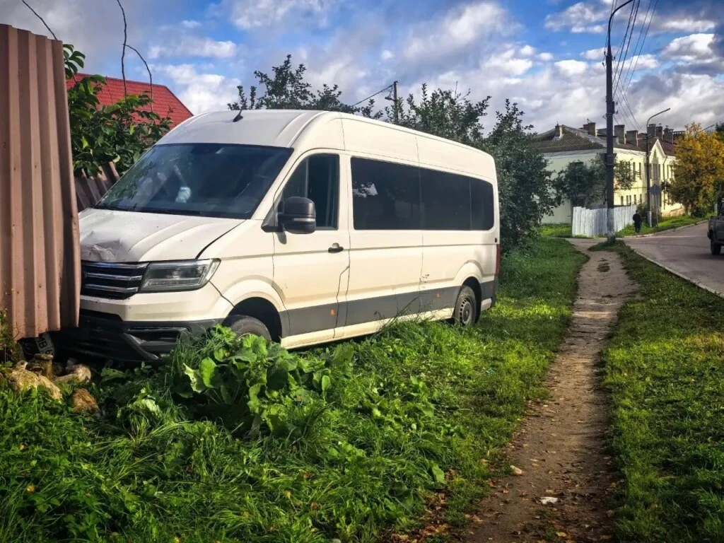 ⚡️Водитель погиб. В Вязьме микроавтобус врезался в забор