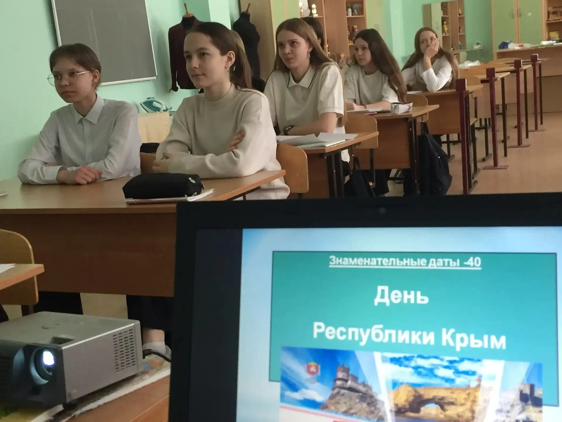 ДЕНЬ  ВОССОЕДИНЕНИЯ  КРЫМА  С  РОССИЕЙ В этом году наша страна празднует 12 годовщину важного событи