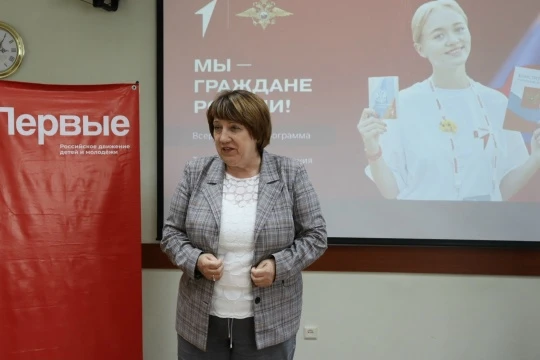В торжественной обстановке глава Приморского округа Валентина Рудкина вручила паспорта нашим школьни