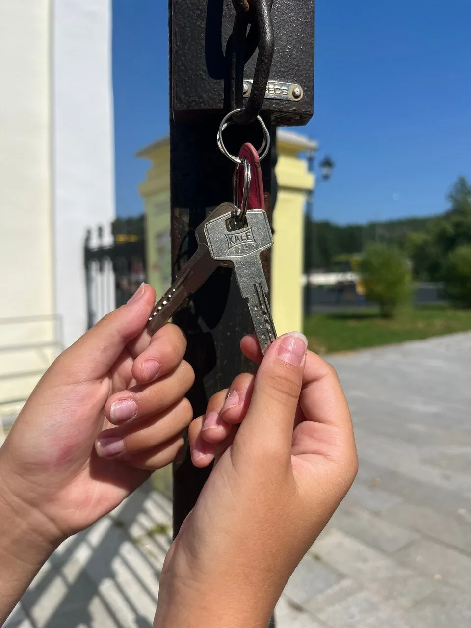 Нашли ключи возле парка,возле главного выхода,розовый брелок

Подслушано в Кушве