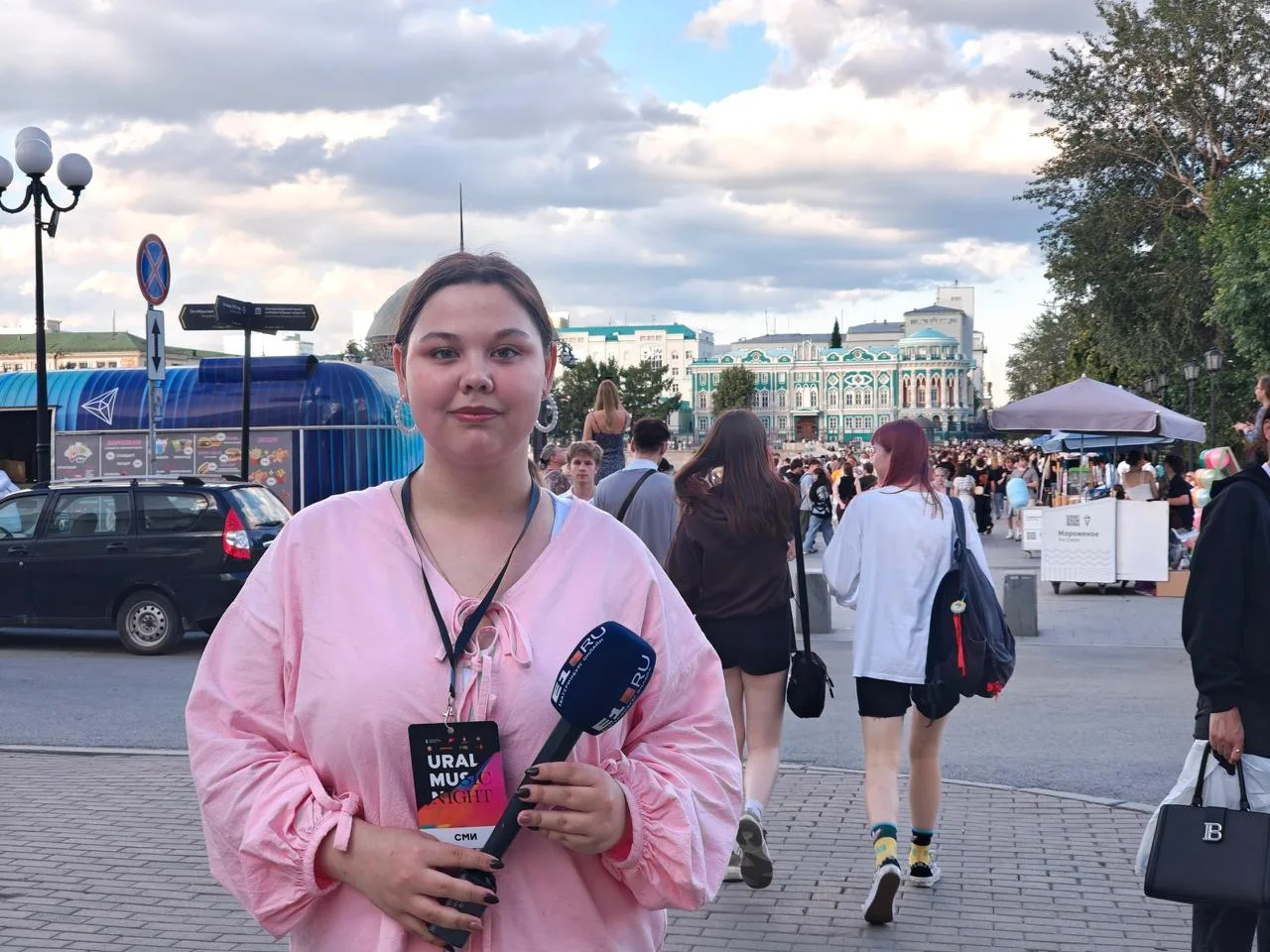 Ну а мы начинаем прямой эфир! Поговорим со зрителями о Ночи музыки в этом году. В кадре — Анастасия 