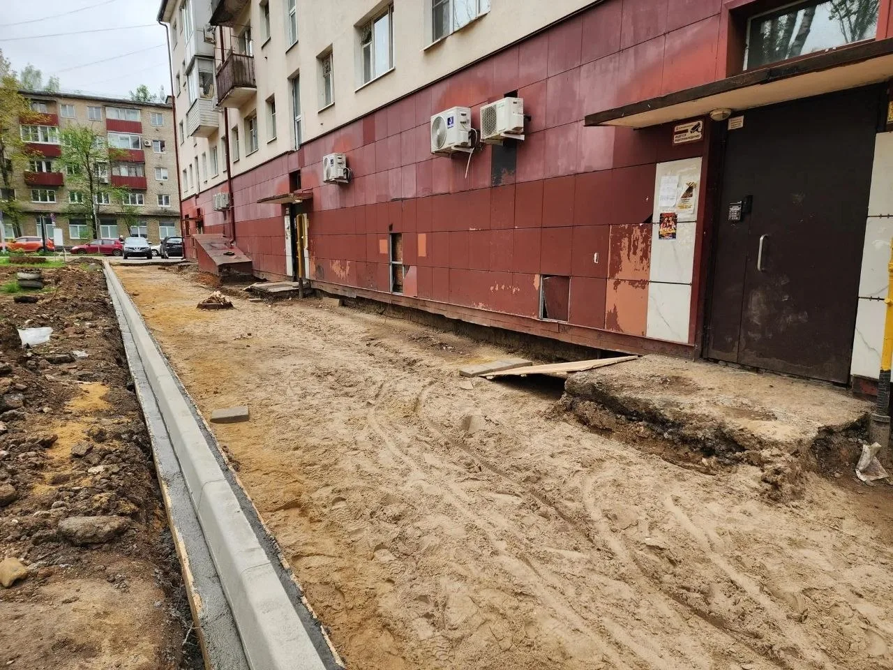 🛠 Благоустройство двора в Солнечногорске: что происходит сейчас  Во дворе между домами № 10 по Совет