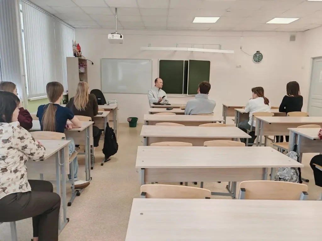 🎓 Встреча с выпускником школы: разговор о профессии и жизненном пути  Вчера в гости к ученикам 10А к
