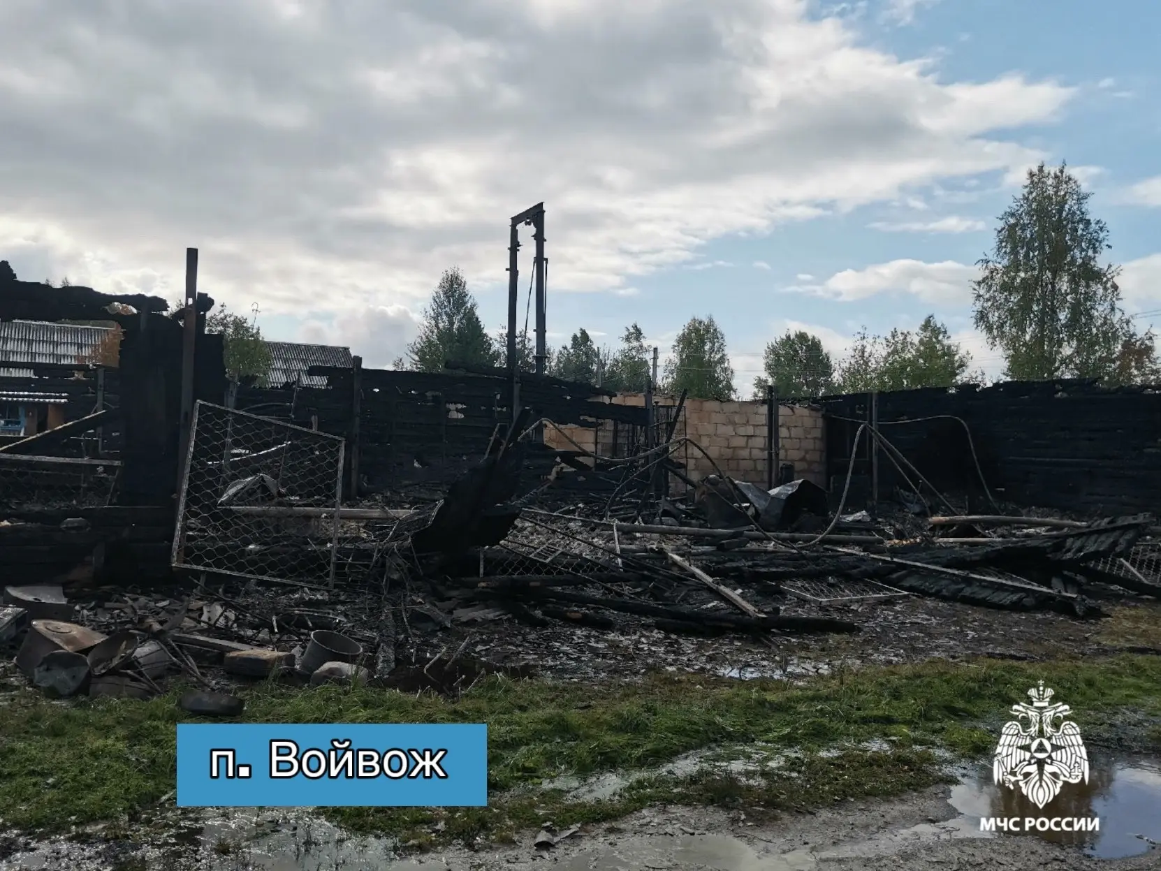 В сосногорском Войвоже сгорел магазин