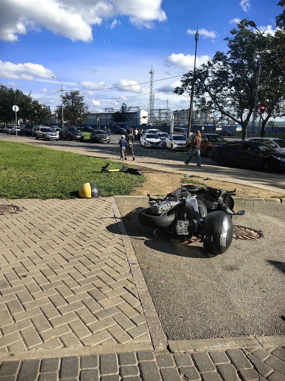 Авария при заезде в карман на улице Типанова возле БЦ. Каршеринг не увидел мотоциклиста...