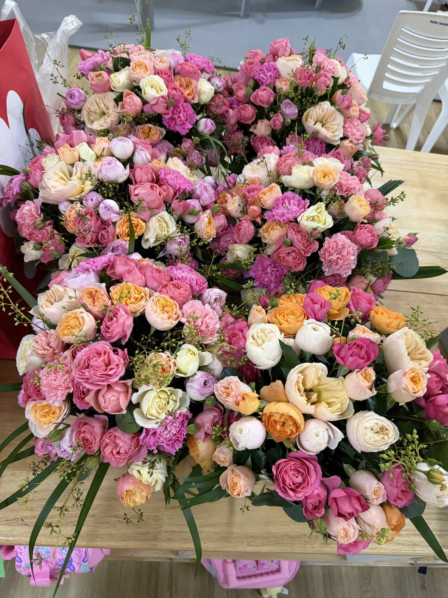 Сегодня в группе Маши День учителя 🥳 Маша выбрала своим учителям самые красивые букеты...