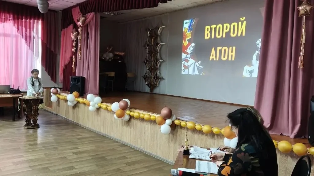 🎓В МОУ СОШ №4 прошла городская игра «Умницы и умники», посвящённая Году единства народов России  🧐В 