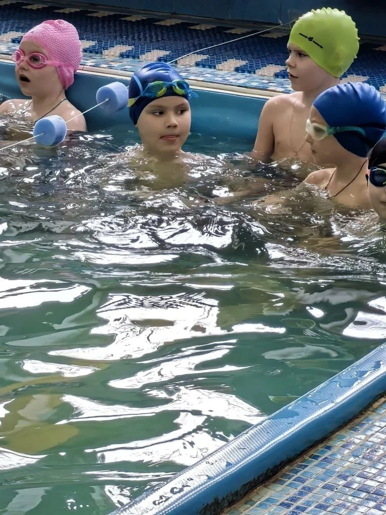 🌊 Весёлые старты на воде: 7 группа в поисках пиратских сокровищ!  🏊‍♀🏊Сегодня воспитанники 7 группы 