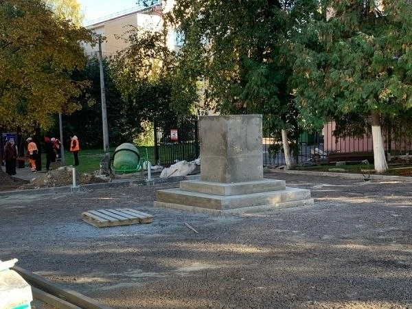 В центре Курска начали устанавливать памятник Брежневу