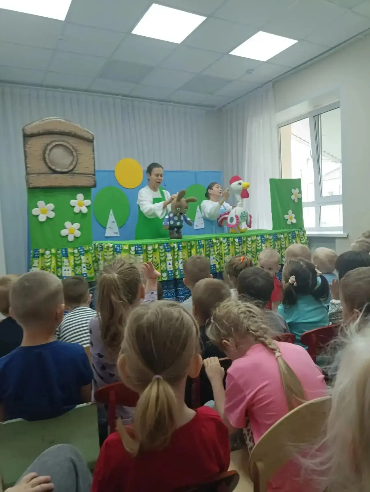 Сегодня в наш детский сад приезжал театр. Для детей показали русскую народную сказку «З...