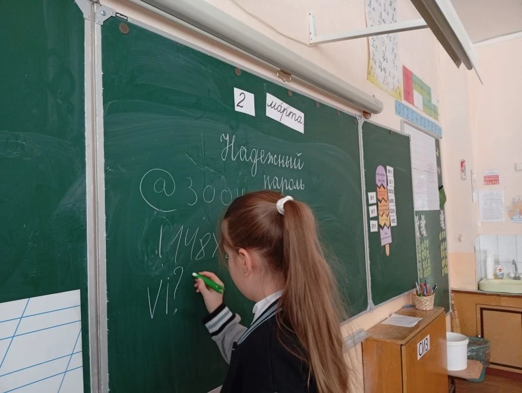 РАЗГОВОРЫ О ВАЖНОМ🇷🇺 Утро понедельника 02 марта 2026 года в школе традиционно началось с торжественн