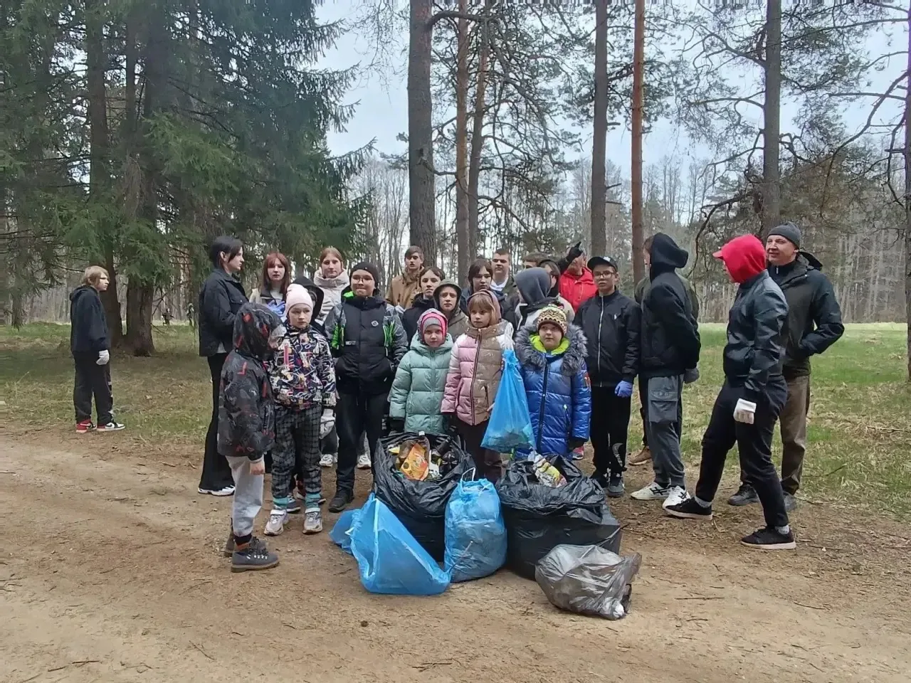 🌿 Когда лес становится чуточку  чище — благодаря нам! 🌿Представьте: свежий воздух, ше- лест листье