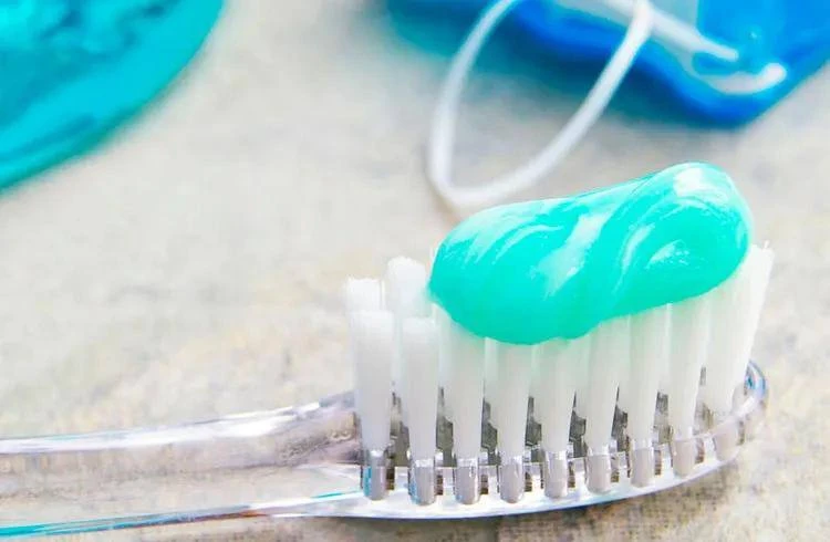 Каких ингредиентов в зубной пасте лучше избегать? 

🚫 Первый — SLS (Sodium Lauryl Sulfate, лаурилсу