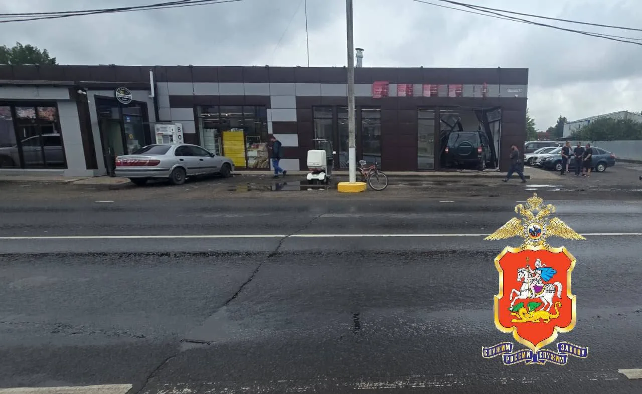 🚙 В Подмосковье автомобиль врезался в здание магазина: пострадала покупательница.