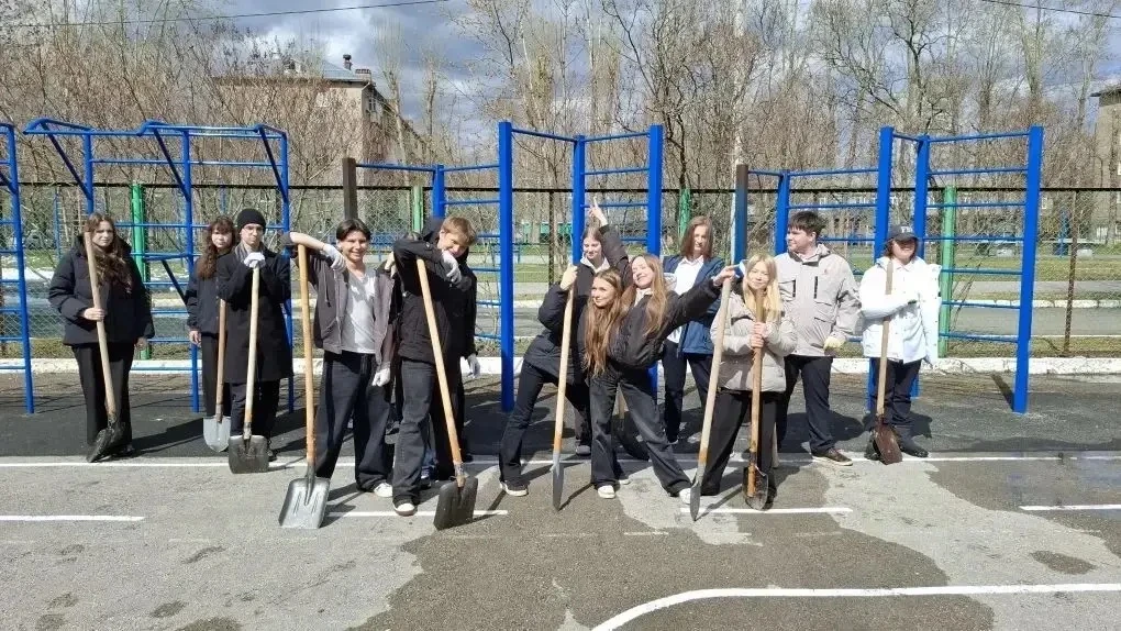 🌳 Сегодня ученики нашей школы приняли активное участие в субботнике! Ребята дружно навели порядок на