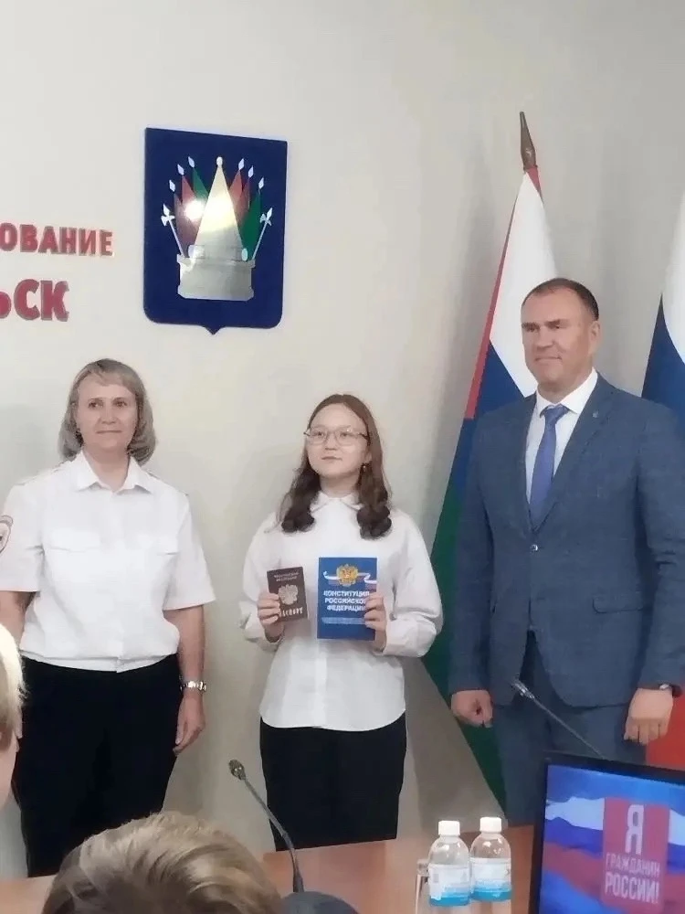 Вручение паспортов 14-летним активистам.