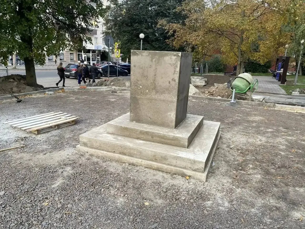 ❗️В сквере Студенческих отрядов установили постамент для памятника Брежневу.
