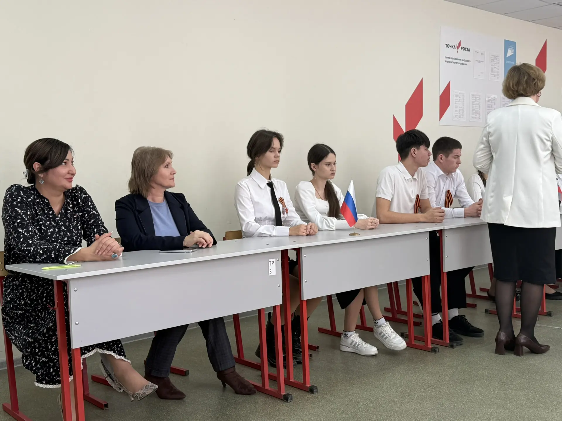 Школьники нашей школы  задали вопросы спикеру регионального парламента  Игорь Мартынов и глава район