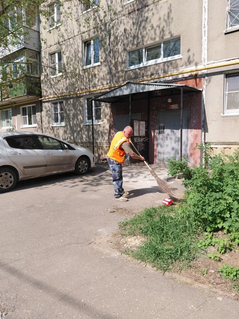 Продолжаем наводить порядок во дворах 🌿 Ежедневно проводим уборку придомовых территорий, контейнерны
