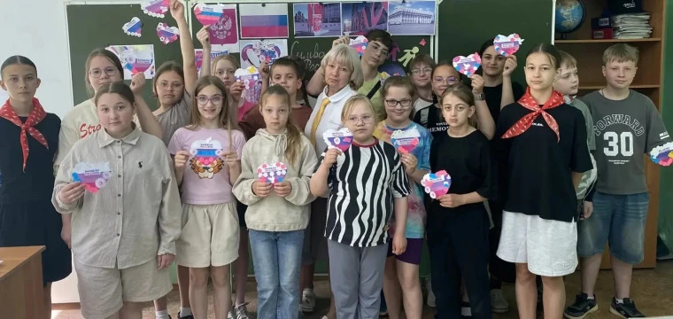 В преддверии Дня России в МБОУ «ЦО № 46» состоялась акция «Символы России в моём крае», организованн