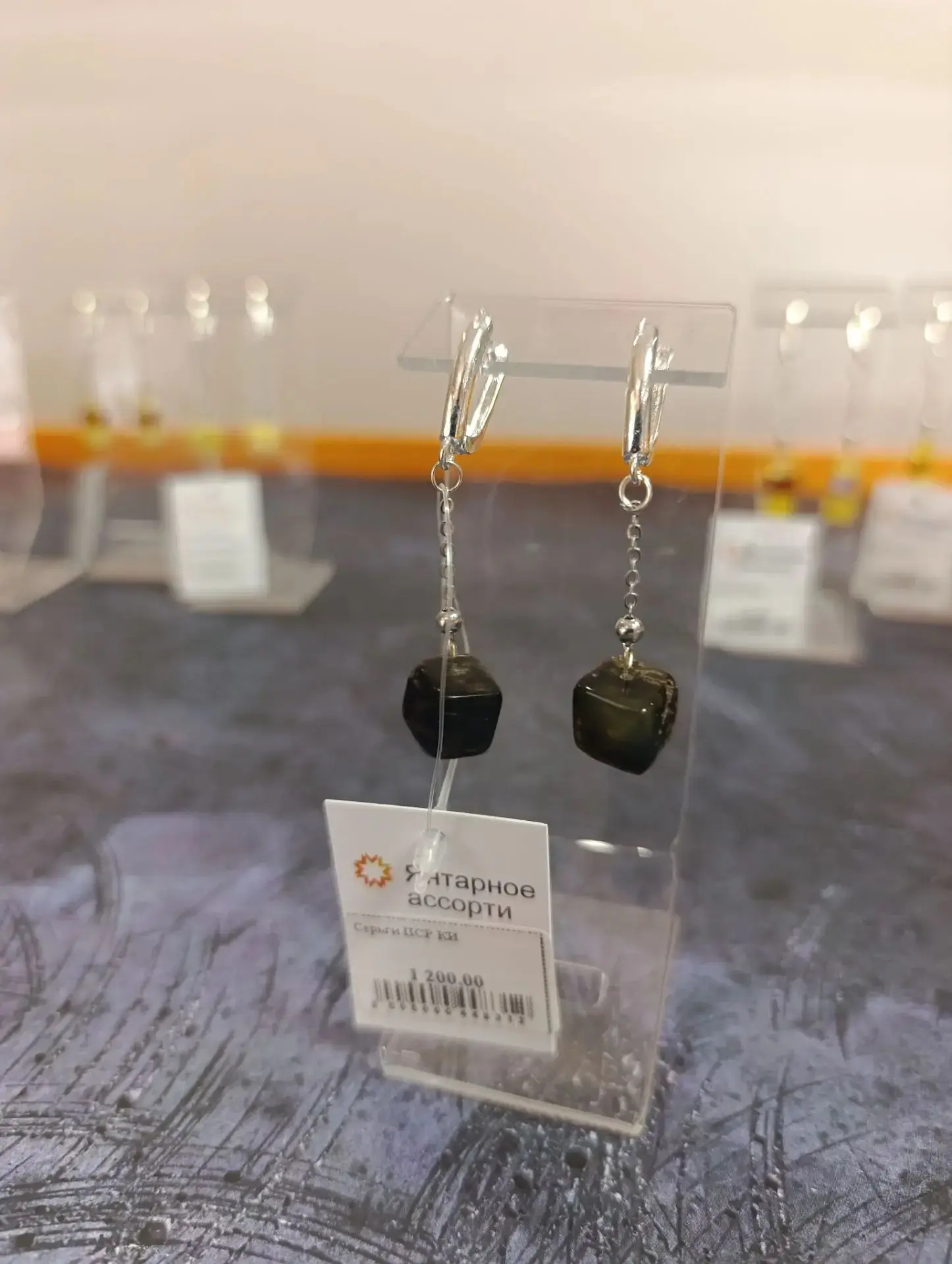 Что-то новенькое) Элегантные серьги с янтарём. 1200₽.
