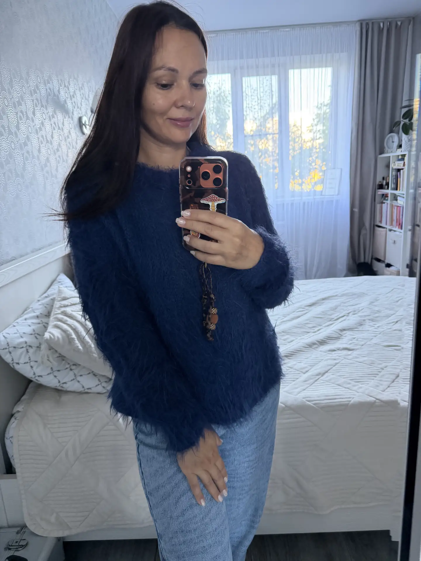 Так, я погуляла в своем синем любимом джемпере 💙 И уже вязалась за работу. Это было не...