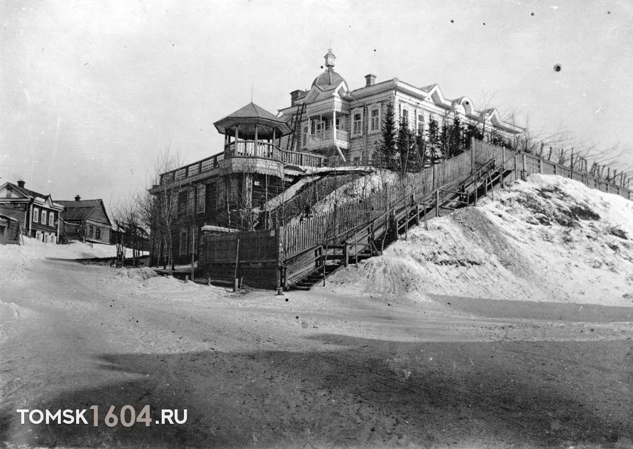 Думаю, многим знаком этот деревянный дом, возвышающийся над Кузнечным взвозом. Он приме...