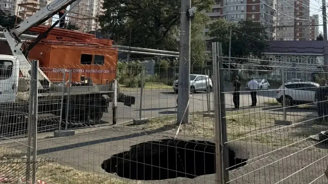 Давненько в Краснодаре не проваливался асфальт. Вот, здравствуйте.

Улица Кожевенная.

Зато специали