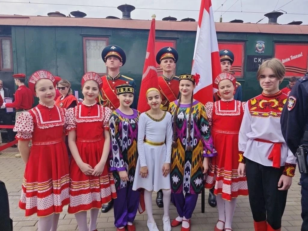 Обучающиеся МАОУ "Школа 32", волонтеры детского объединения "Милосердие", активисты первичного отдел