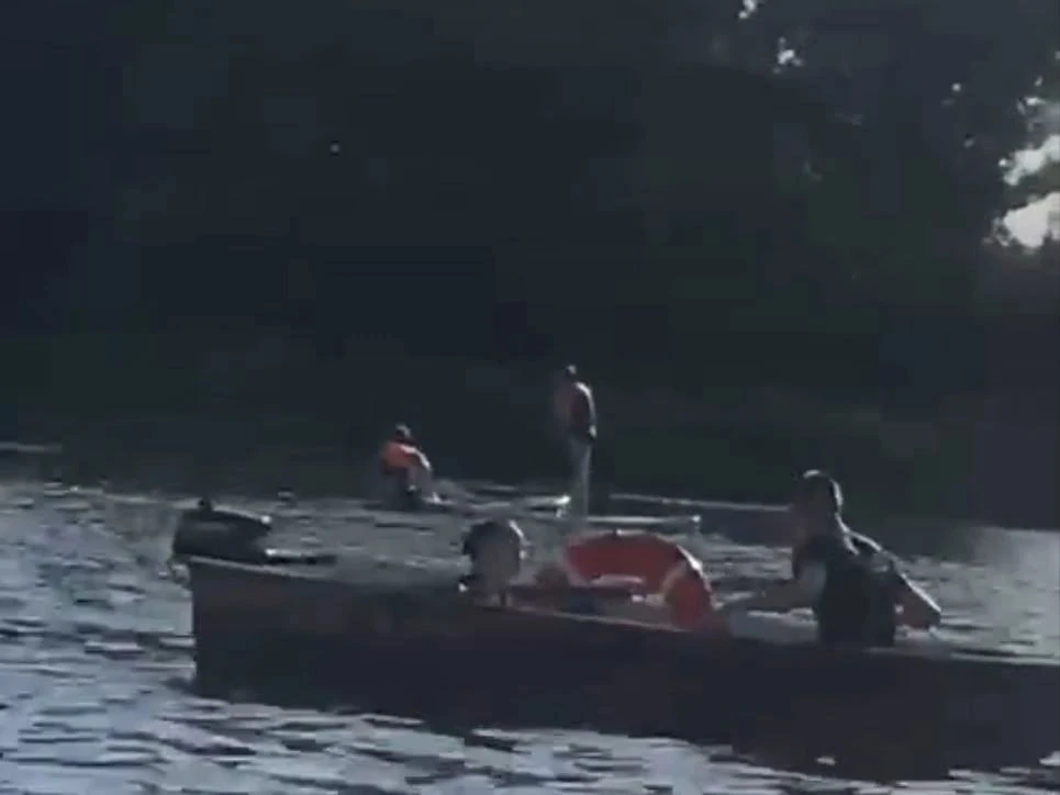 На пляже «Подзеленье» спасатель вовремя вытащил из воды девочку, у которой началась паника во время 