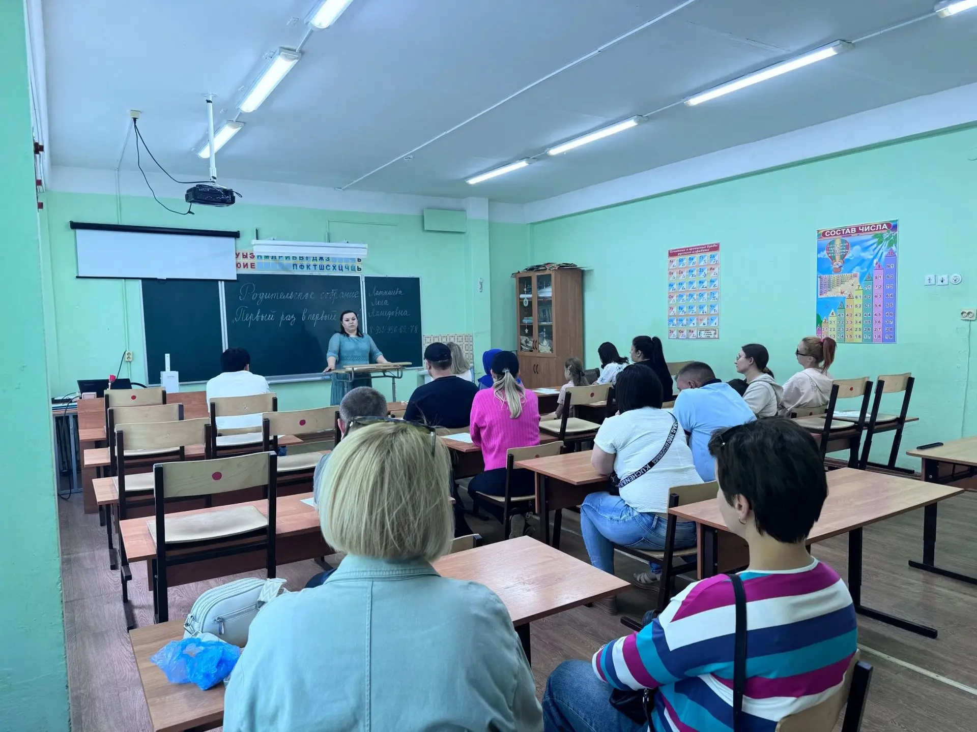 Первое родительское собрание для родителей будущих первоклассников! 🏫📚

Пока  дети наслаждаются бе