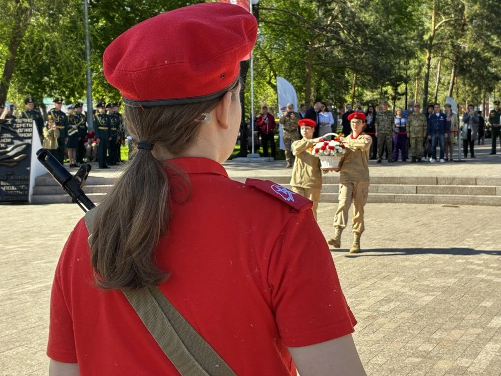 В Оренбург прибыли юнармейцы со всего региона: у Вечного огня в парке «Салют, Победа»! было проведен