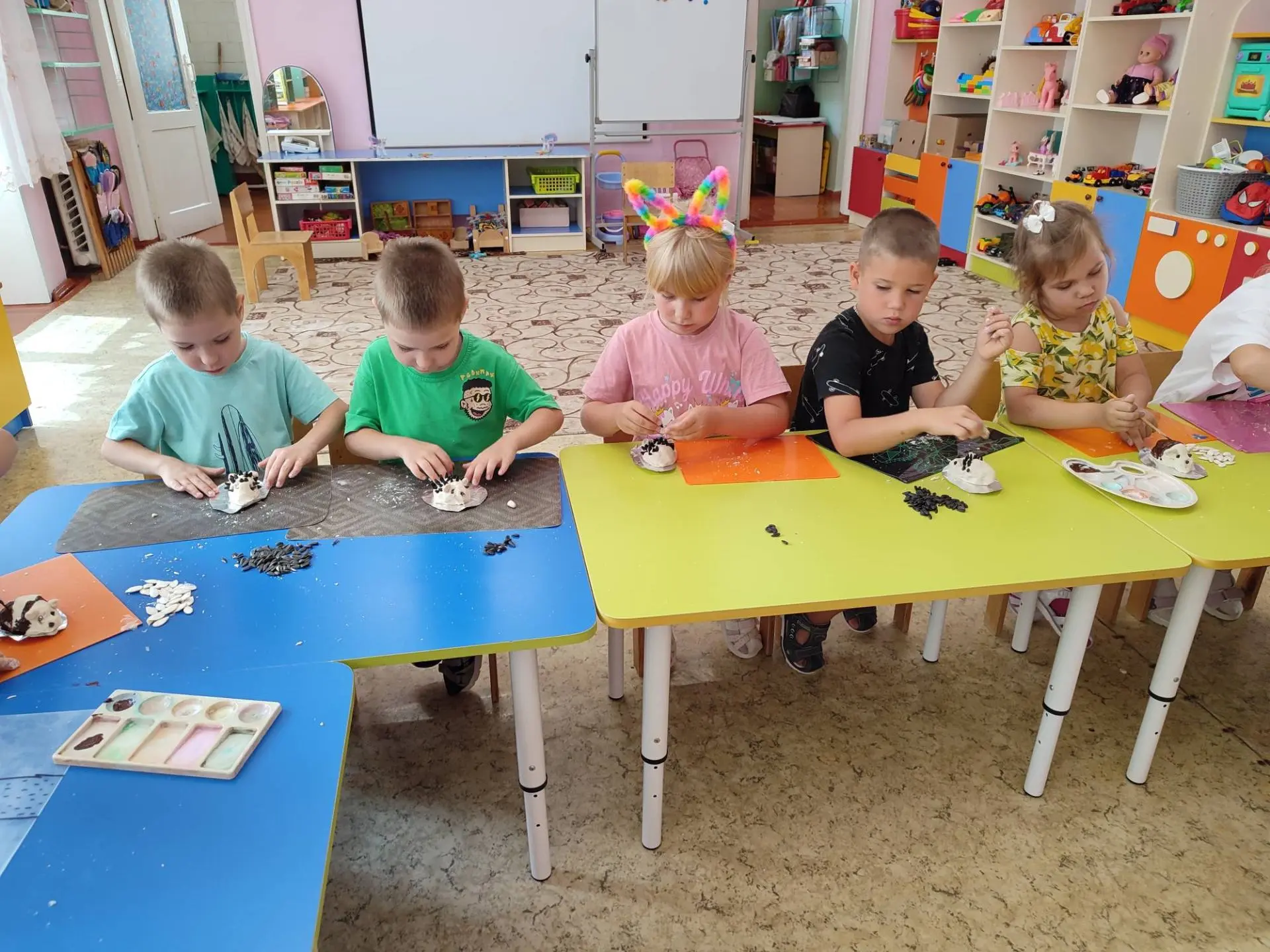 В рамках социального партнерства с Заброденским СДК руководитель кружка тесто пластики ...
