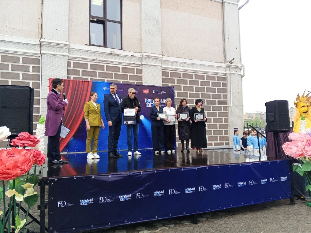 🎉Первый гудок и звуки оркестра уже наполнили железнодорожной вокзал Читы.   «Театральный поезд»  при