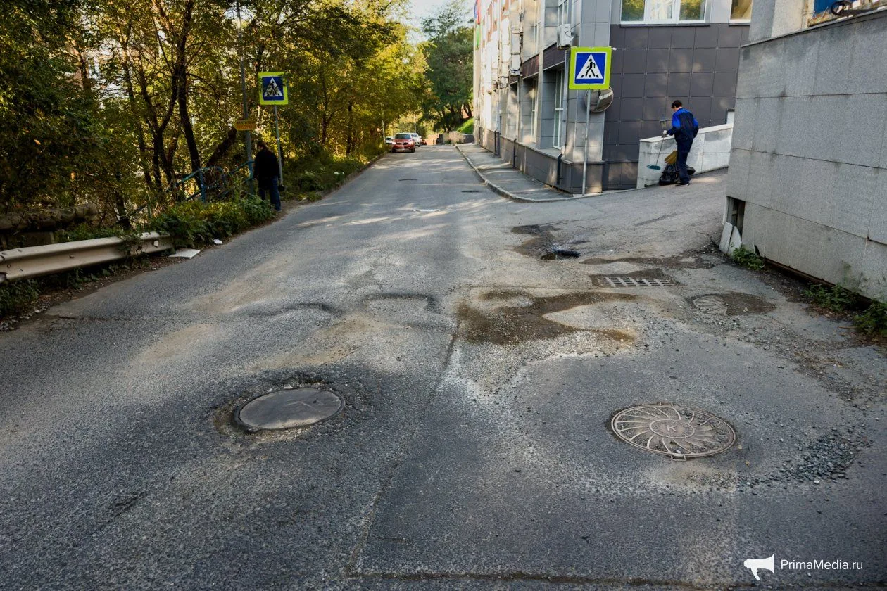 Не дорога, а полоса препятствий: водители лавируют между ямами на Володарского