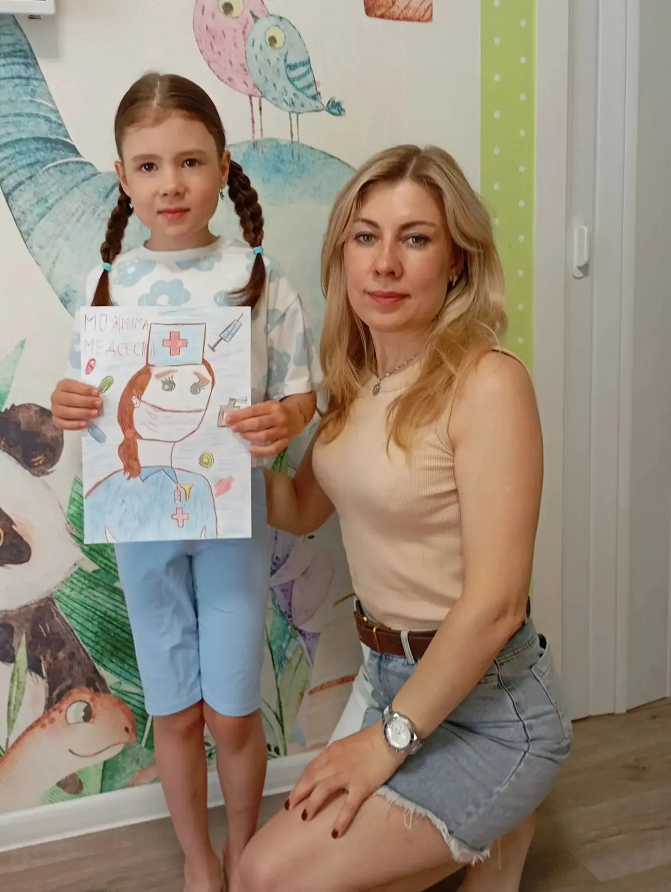 Следующая участника проекта "Моя мама работает в больнице" - Варя, 8 лет. Она нарисовала маму, медиц